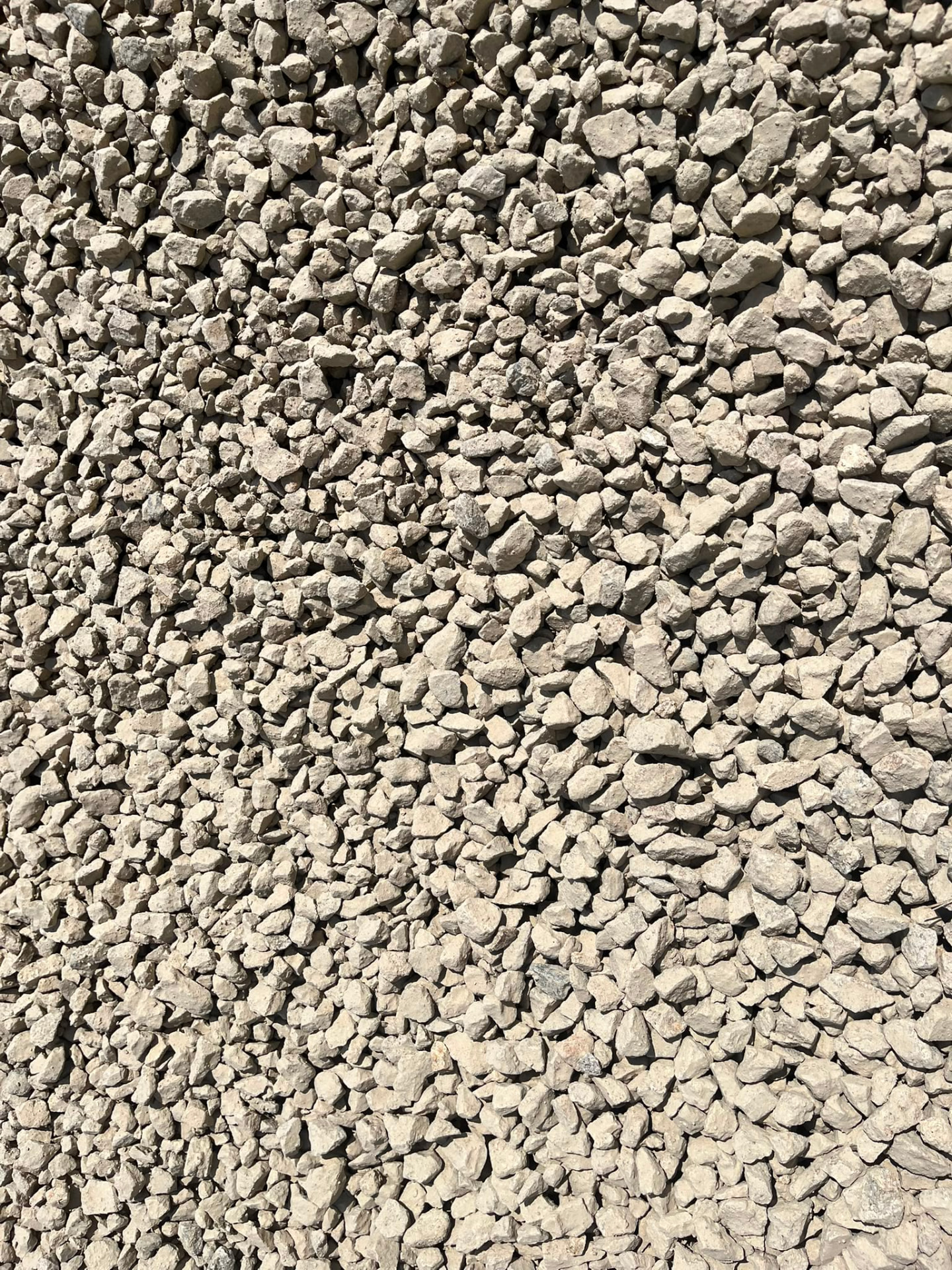 12x22 mm iri yıkanmış mıcırın yakın çekimi, açık gri köşeli iri kırma taşlar
