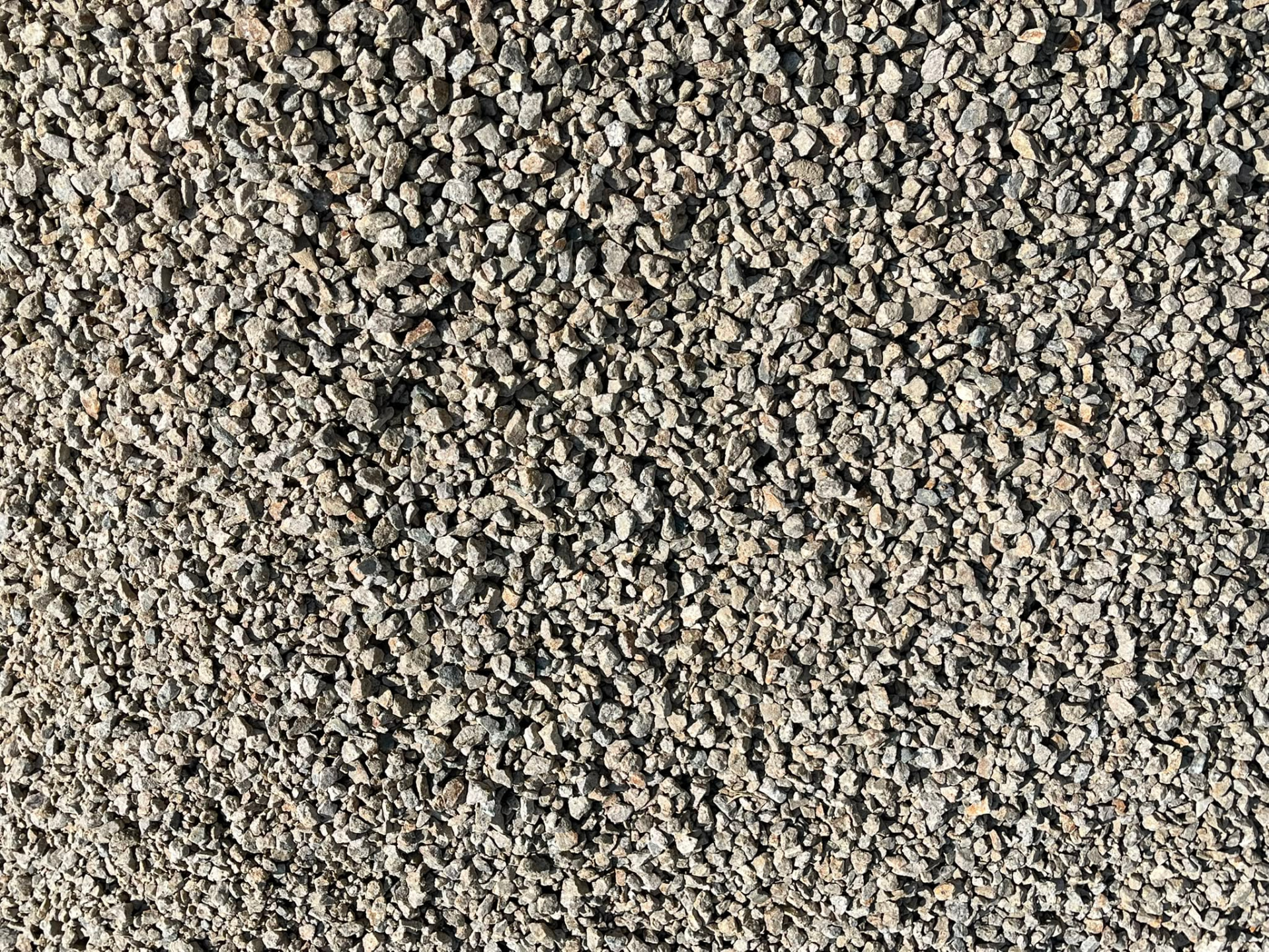5x12 mm yıkanmış mıcırın yakın çekimi, gri köşeli kırma taş taneleri